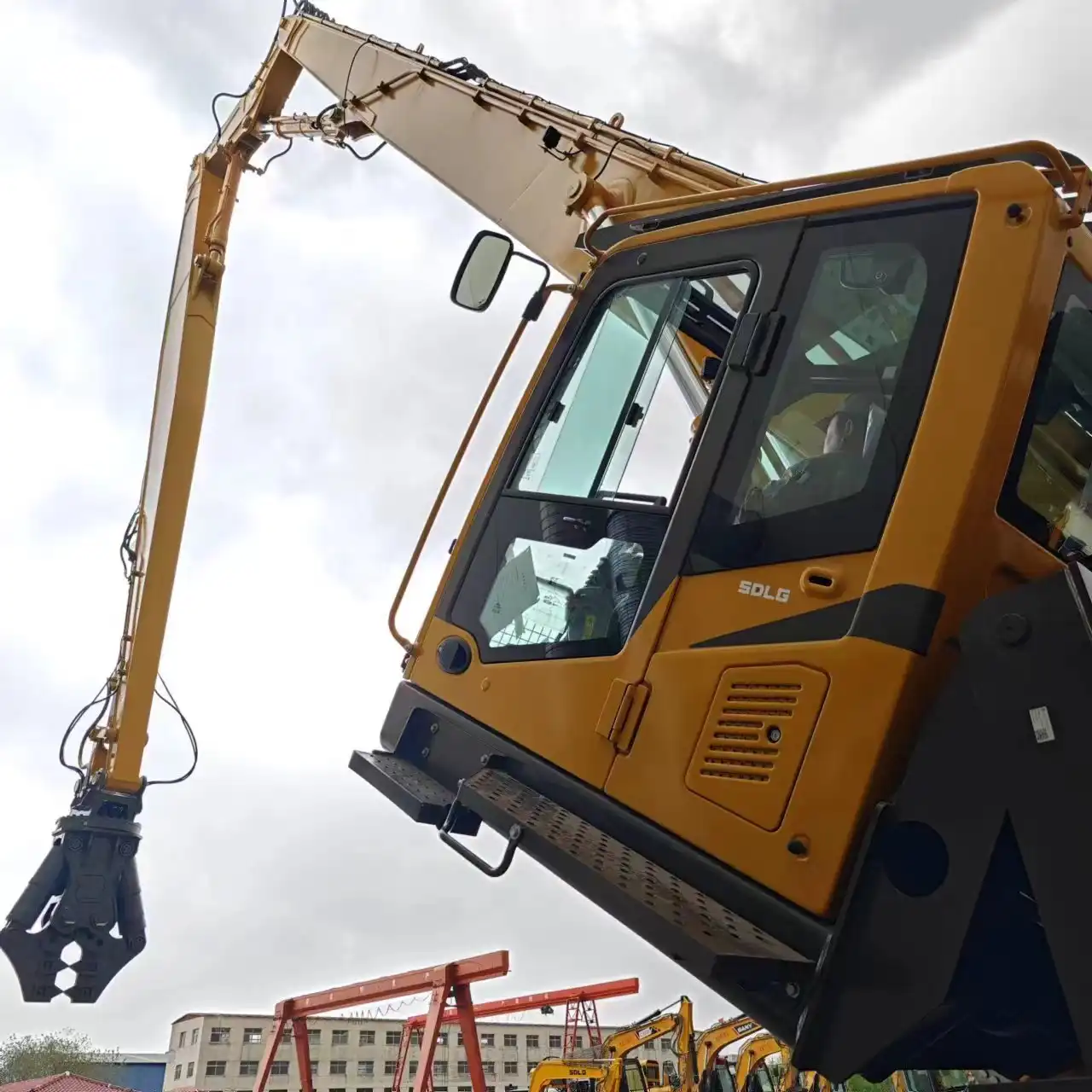 Excavator High Reach Demolition Long Boom And Arm Configuration 